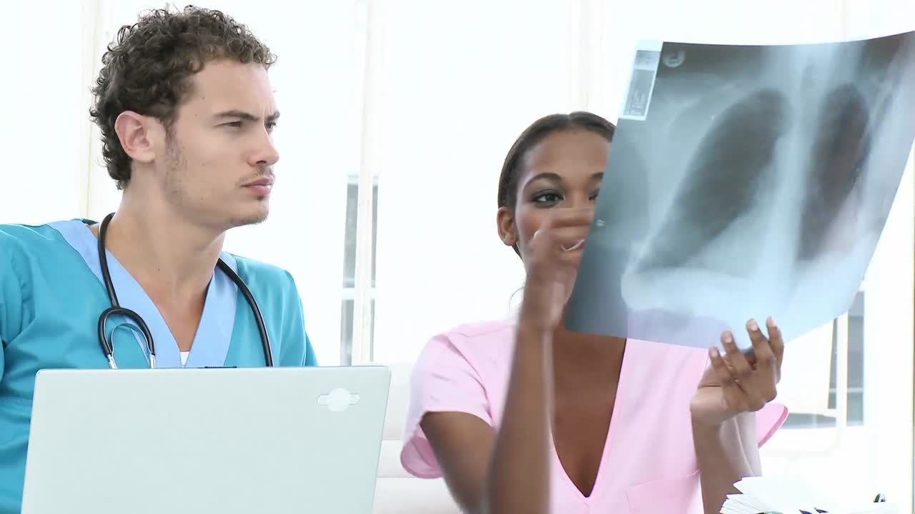 médicos serios examinando una radiografía