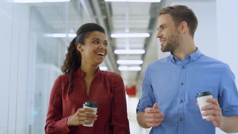 Business-couple-talking-in-coworking