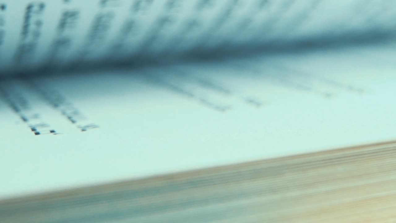 책의 빠른 롤링 페이지의 매크로 클로즈업  ⁇ , 히브리 문자, 영화 스튜디오 조명, 120fps, 슬로우 모션, 풀 hd