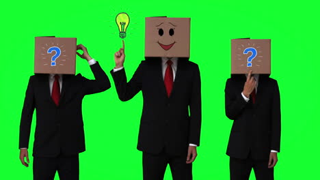 equipo de hombres de negocios escondiendo la cabeza con la caja