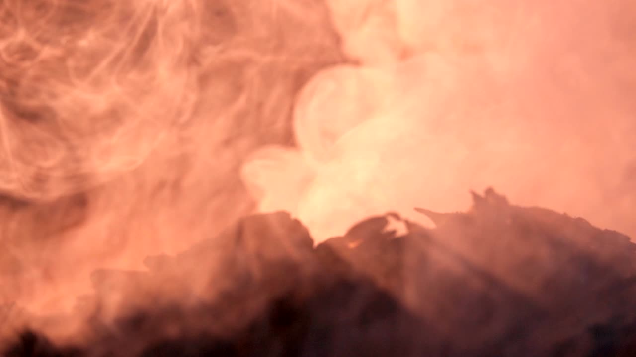 서서히 움직이는 불은 해가 뜨면 어두운 배경에서 쓰레기 봉투를 태우고 공기 오염과 위험한 환경으로 떠다니는  연기가 쓰레기입니다. 쓰레기는 공동체의 폐기물입니다. 그것은 지구의 온실 효과를 만니다.