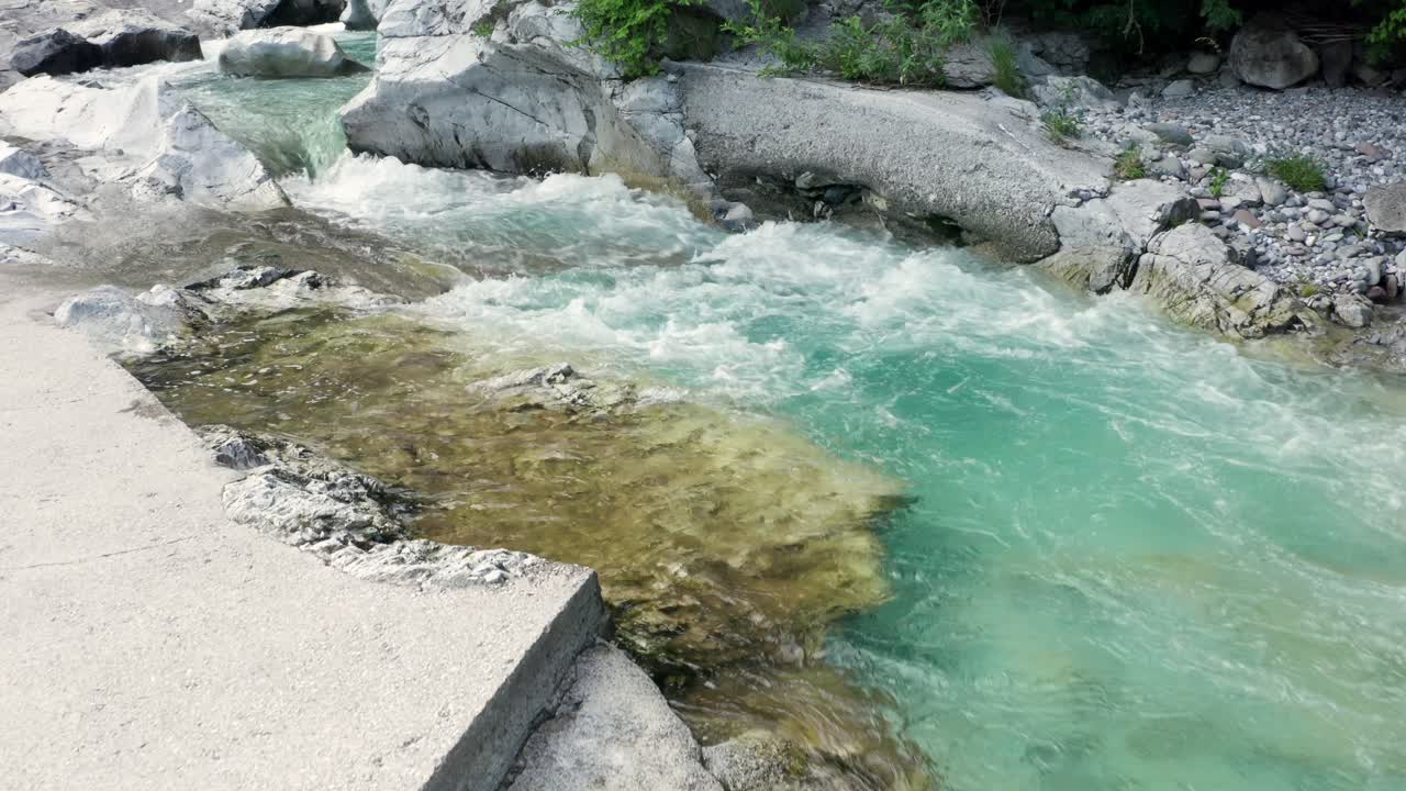 increíble río serio con sus cristalinas aguas verdes, bergamo, valle seriana, italia