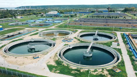 vista aérea de una instalación de tratamiento biológico de aguas residuales a la luz del día