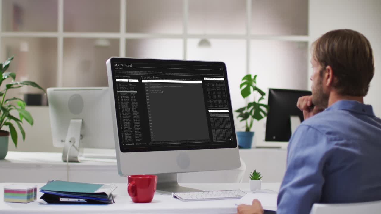 책상 에 앉아 컴퓨터 화면 에서 데이터 처리 를 코딩 하는 것 을 보는 백인 남자