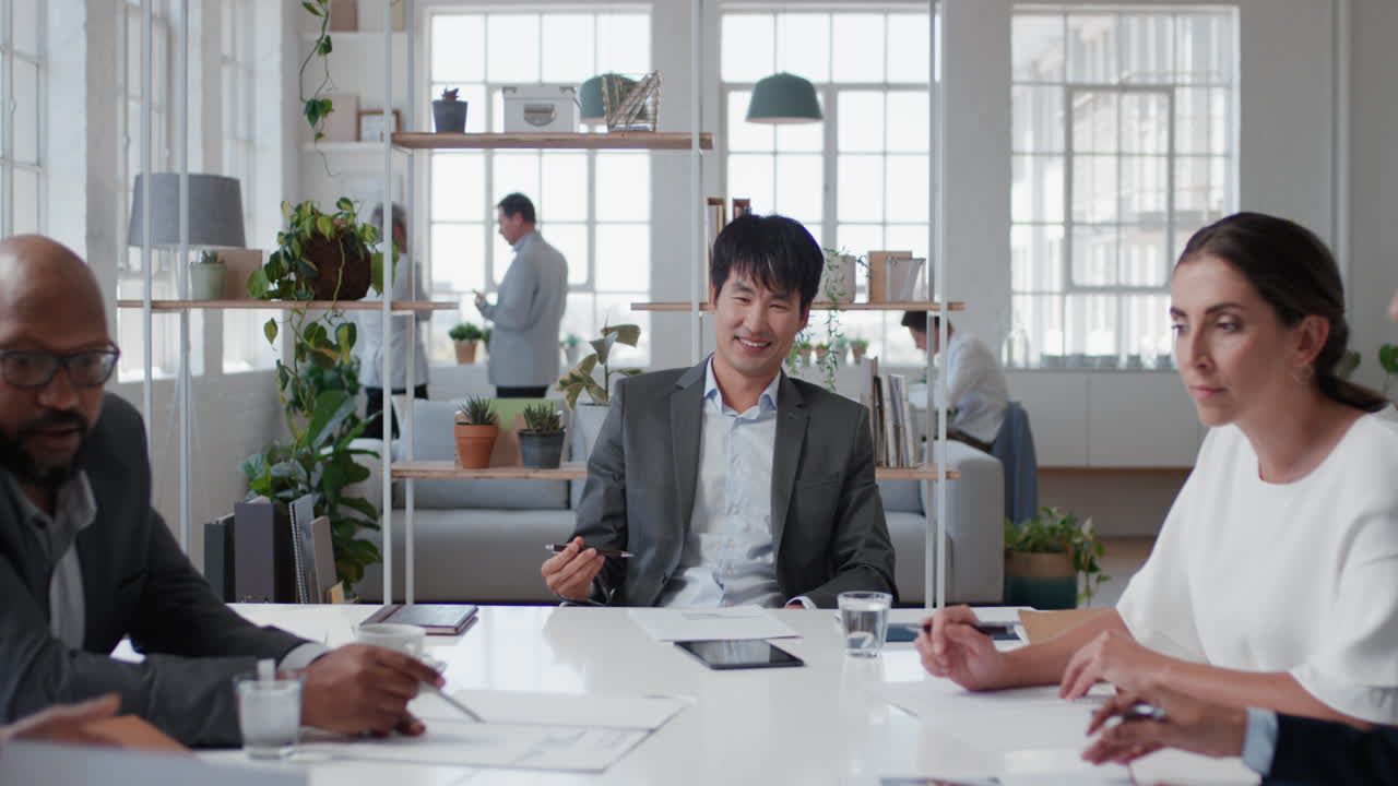 아시아 사업가 임원 회의 기업 지도자들이 주주들과 개발 아이디어를 논의하고 사무실 이사회에서 브레인스토밍