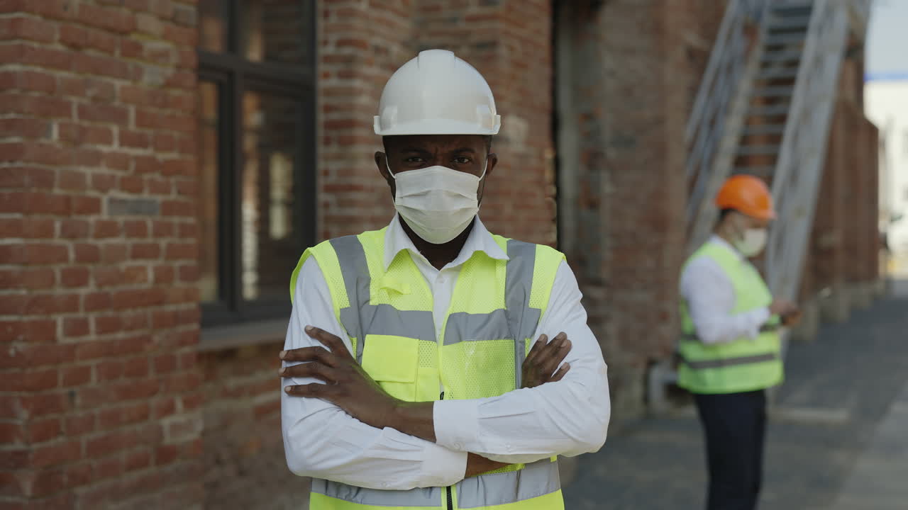trabajador de la construcción con equipo de protección