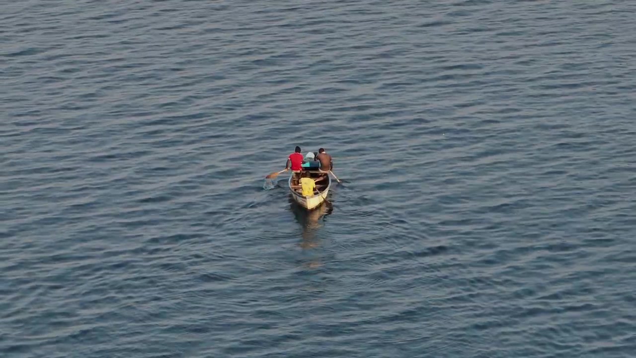 Pescatori locali remano sul Lago Malawi