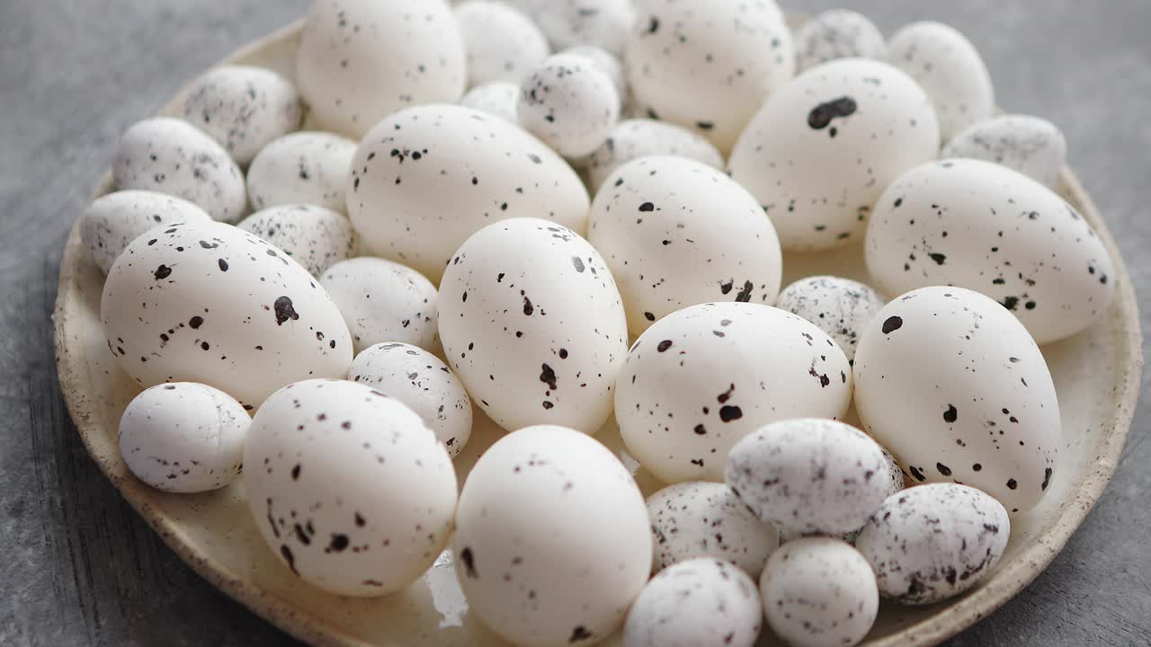 흰색 세라믹 접시에 흰색 전통 점선 부활절 달걀의 구성