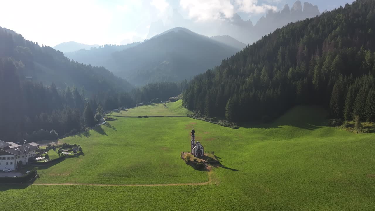 el dron asciende, revelando la icónica iglesia de st.