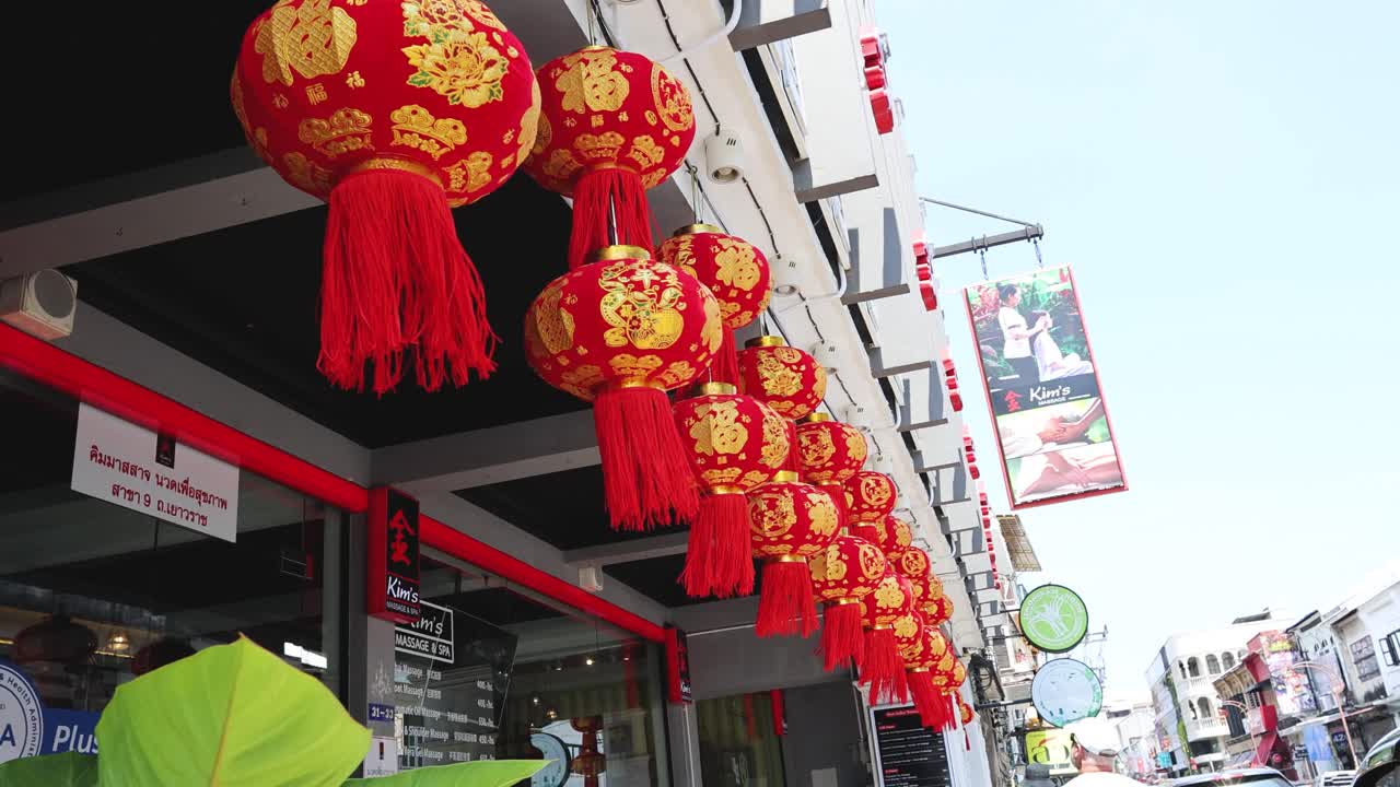 linternas rojas colgando de un edificio en el paisaje urbano