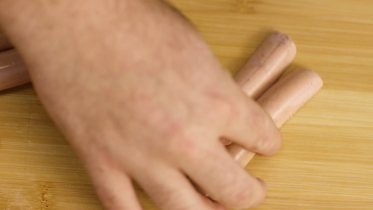 소시지를 잘라내는 것