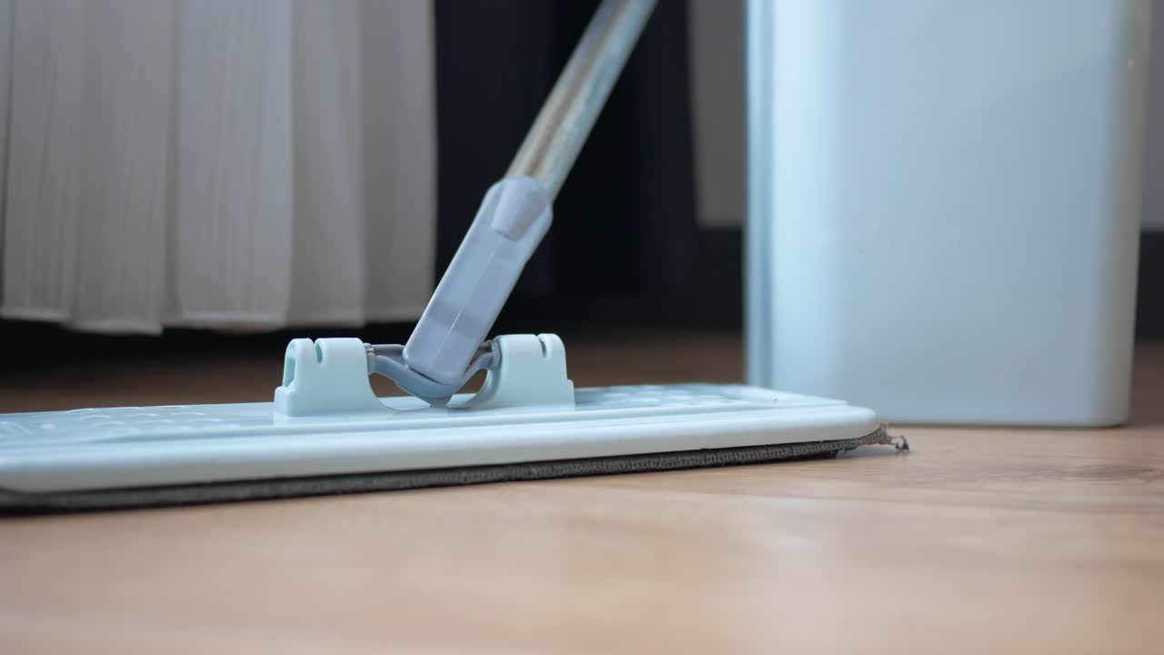 으로 바닥을 청소하는 것