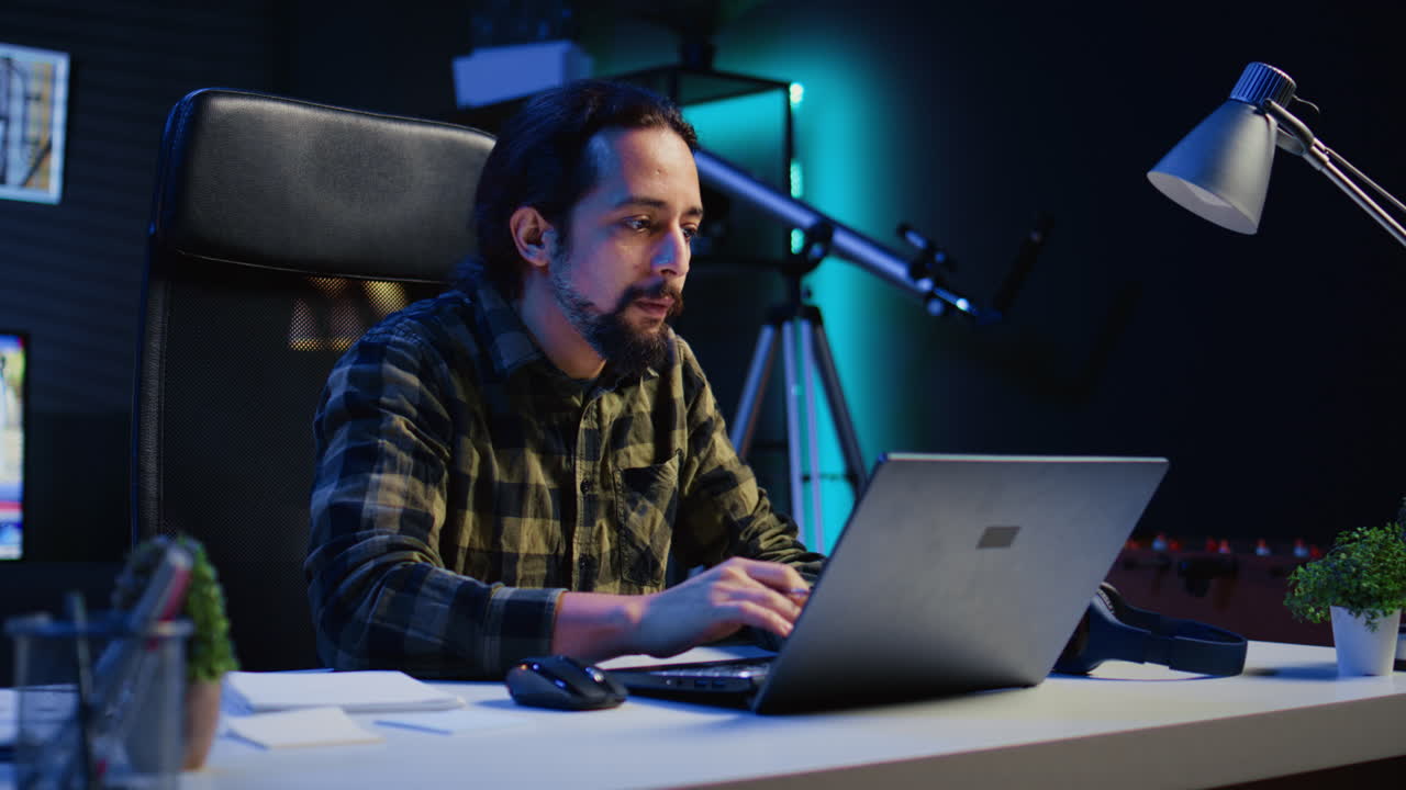 empresario que trabaja desde casa, utiliza una computadora portátil y escribe notas en papel