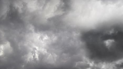 Blick-Auf-Den-Gewittersturm-über-Den-Wolken-Am-Himmel