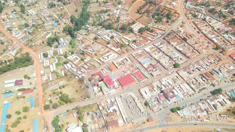 tráfico por carretera que discurre entre zonas residenciales en kenia