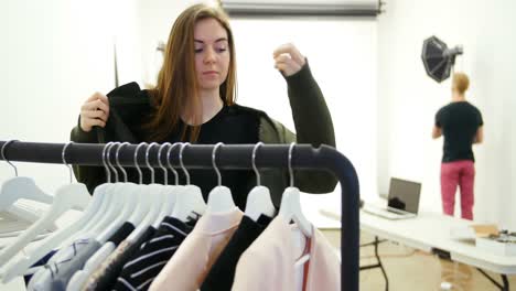 modelo de mujer probando ropa durante una sesión de fotos