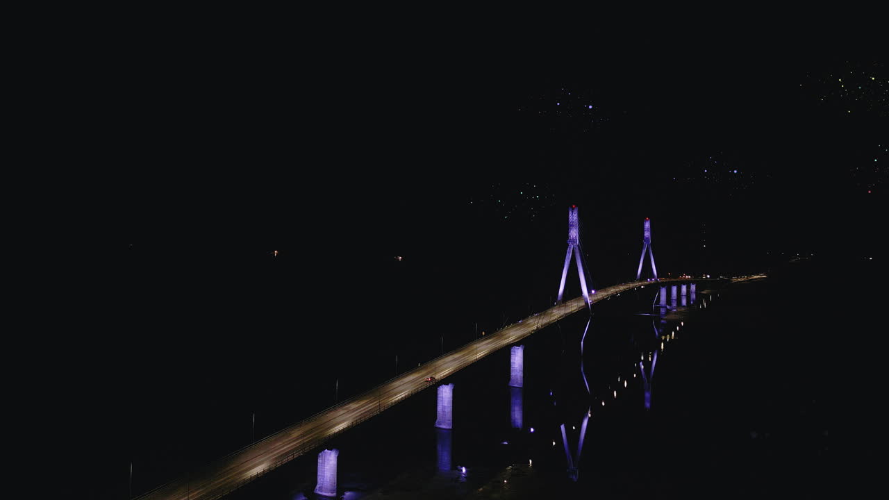 Ponte strallato illuminato di notte, vista aerea
