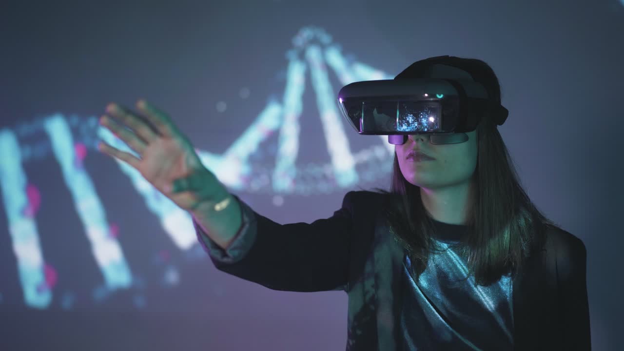 Donna anonima con visore VR sotto luce al neon