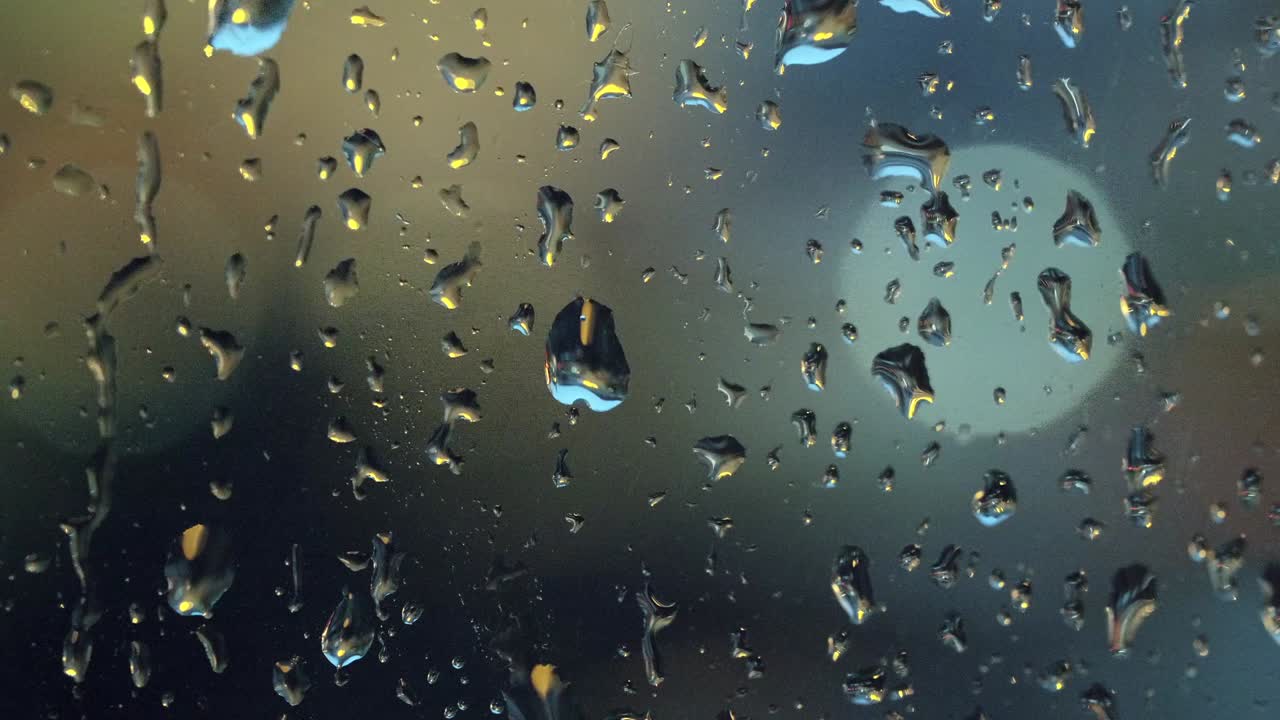 비가 오는 날 창문에 비방울이 떨어집니다.