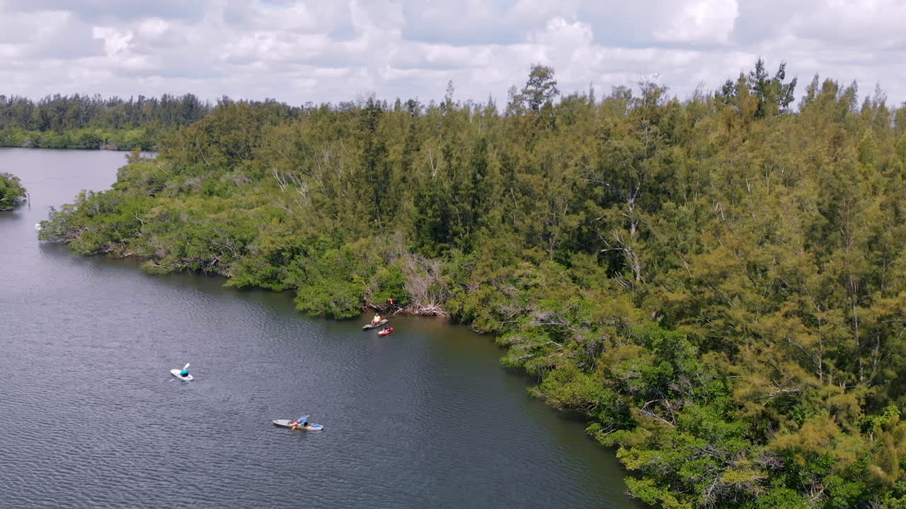 toma aérea del recorrido por la naturaleza en la laguna del río indio
