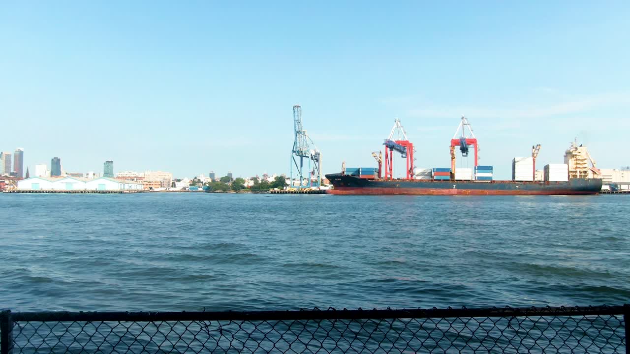 레드 후크 터미널 (red hook terminal) 은 미국 뉴욕의 뉴욕 항구에 있는 거버너스 아일랜드 (governors island) 에서 볼 수 있다.