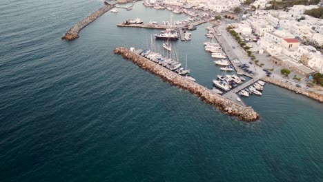 un impresionante enfoque aéreo del puerto deportivo de naoussa en la isla de paros, grecia desde el mar