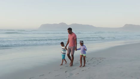 Afroamerikanischer-Vater-Geht-Mit-Tochter-Und-Sohn-Am-Sonnigen-Strand-Spazieren