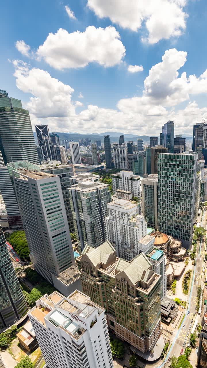 Torri Petronas di Kuala Lumpur e skyline in verticale
