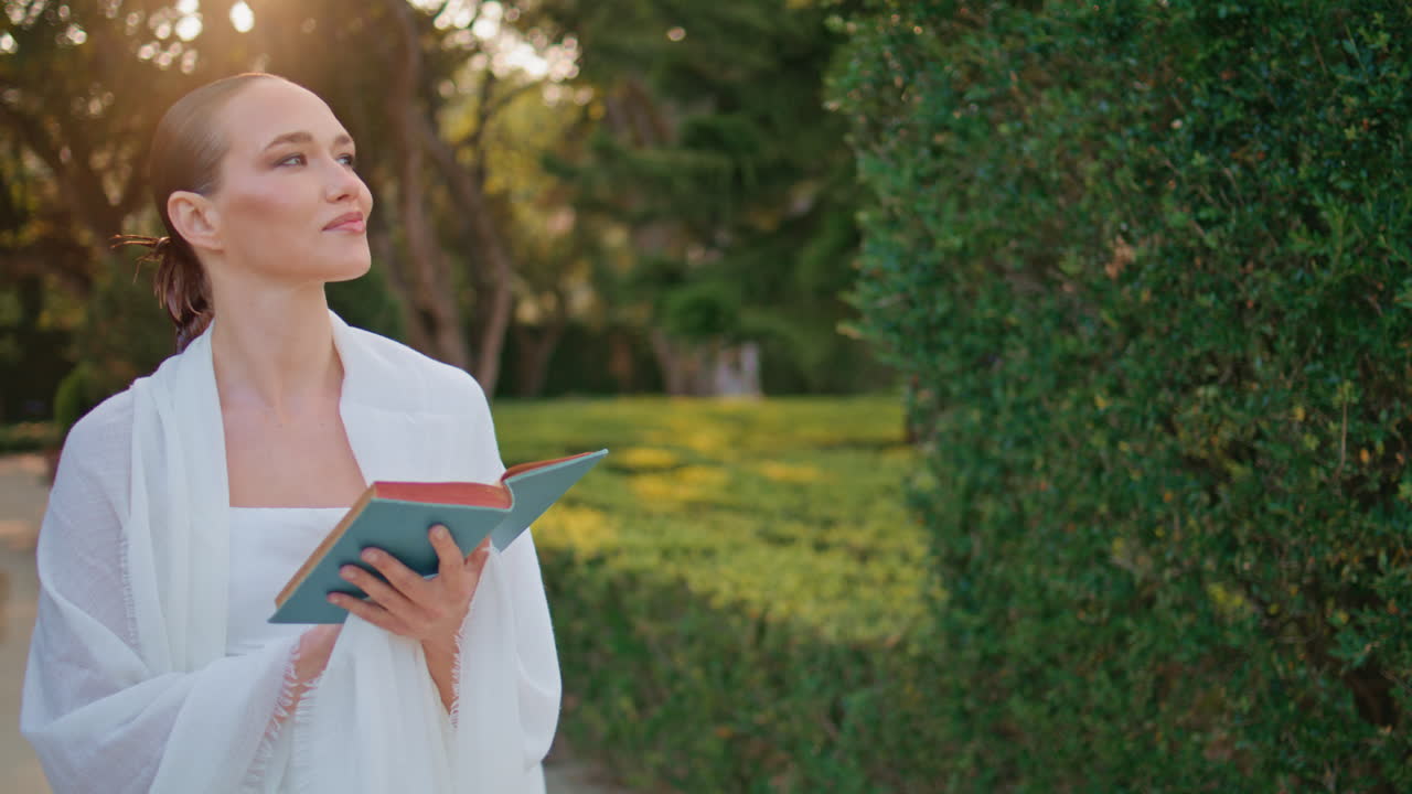 무관심한 소녀는 녹색 니 파크에서 책을 즐기고, 편안한 여성은 소설을 읽습니다.