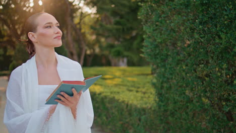 una chica despreocupada disfruta de un libro en el parque verde y soleado. una mujer relajada leyendo una novela.
