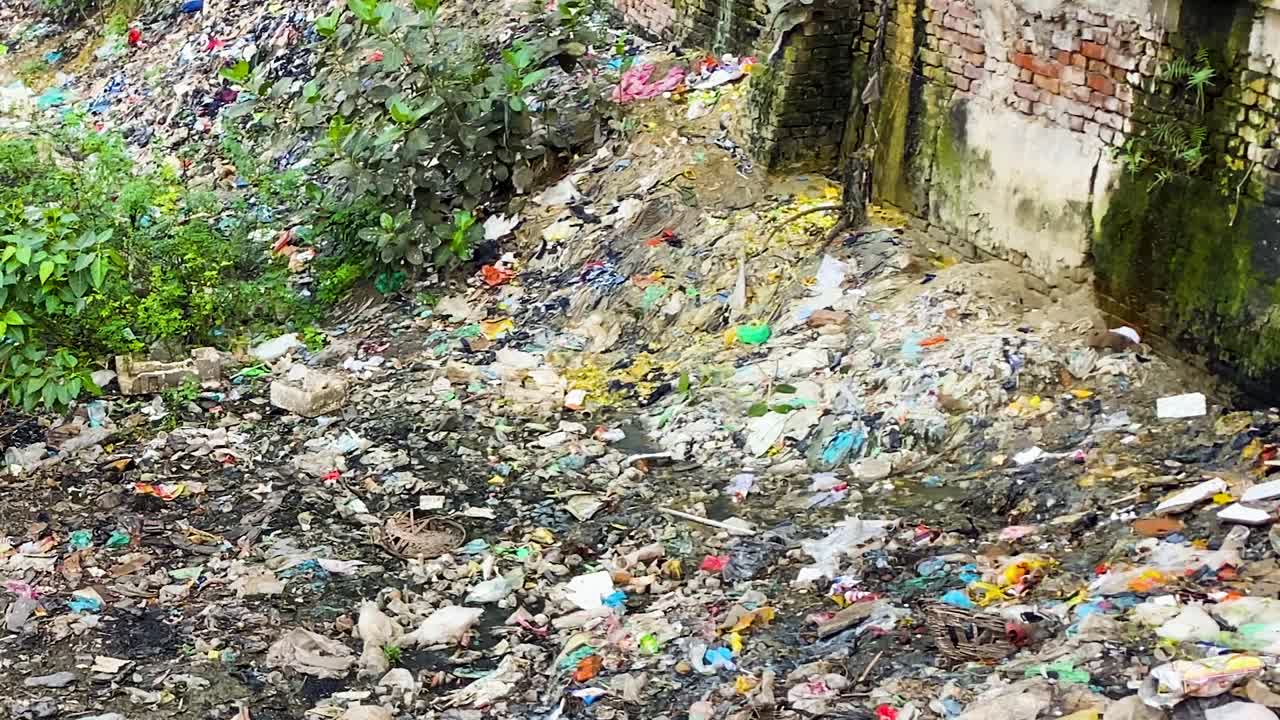 residuos del antiguo edificio cerca del vertedero