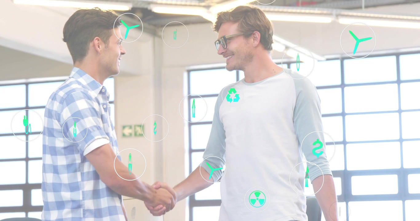 Due uomini entrano in ufficio e si stringono la mano, cambiando la presa mentre icone di energia verde fluttuano