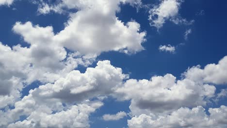 Nubes-Blancas-Esponjosas-En-Un-Cielo-Azul-Soleado