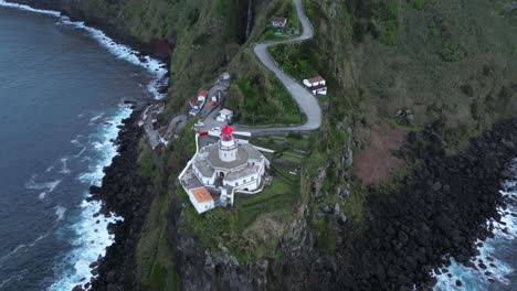 Drone-Revela-El-Paisaje-Natural-Del-Faro-De-Arnel-En-Sao-Miguel-De-Azores,-Portugal