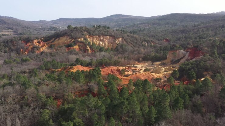 vista aérea del cañón de rustrel ocre en provenza, colorado, francia, bosque mediterráneo