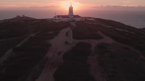 Revelan-Toma-De-Farol-Do-Cabo-Espichel-En-Cliff-Coast-Portugal,-Antena