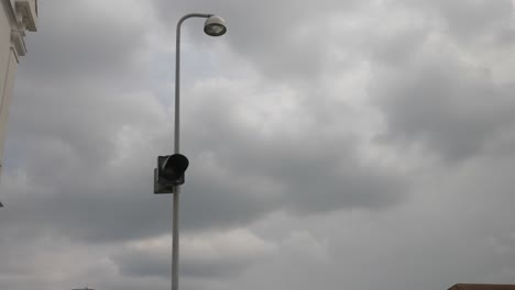 Bei-Bewölktem-Wetter-Blinkt-Die-Straßenlaterne-Orange