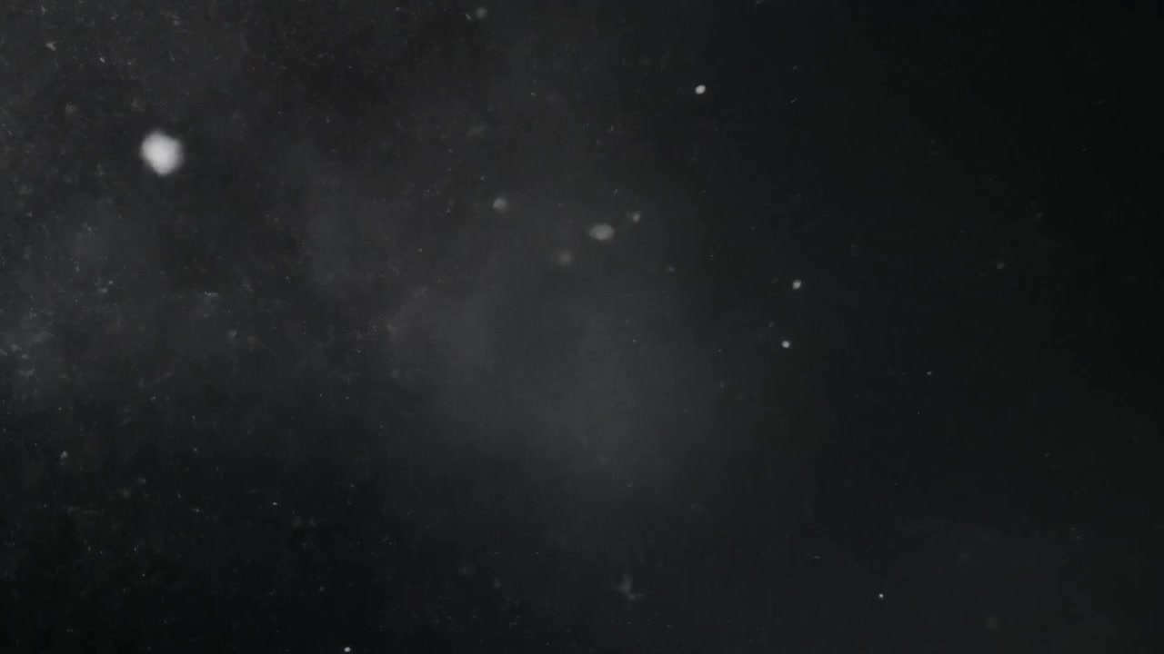 Schwebende Staubpartikel in dunkler Atmosphäre