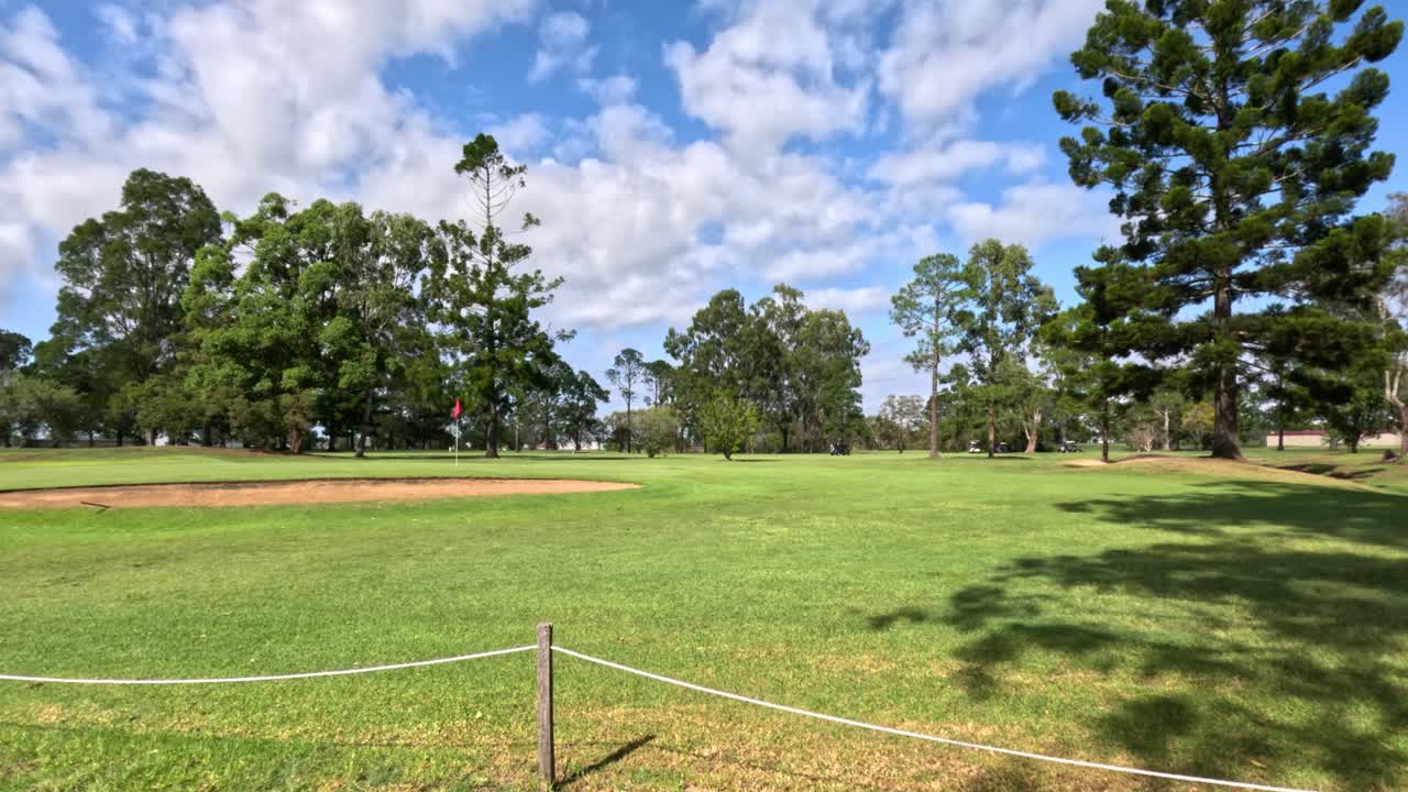 parque panorámico con árboles y cielo azul claro