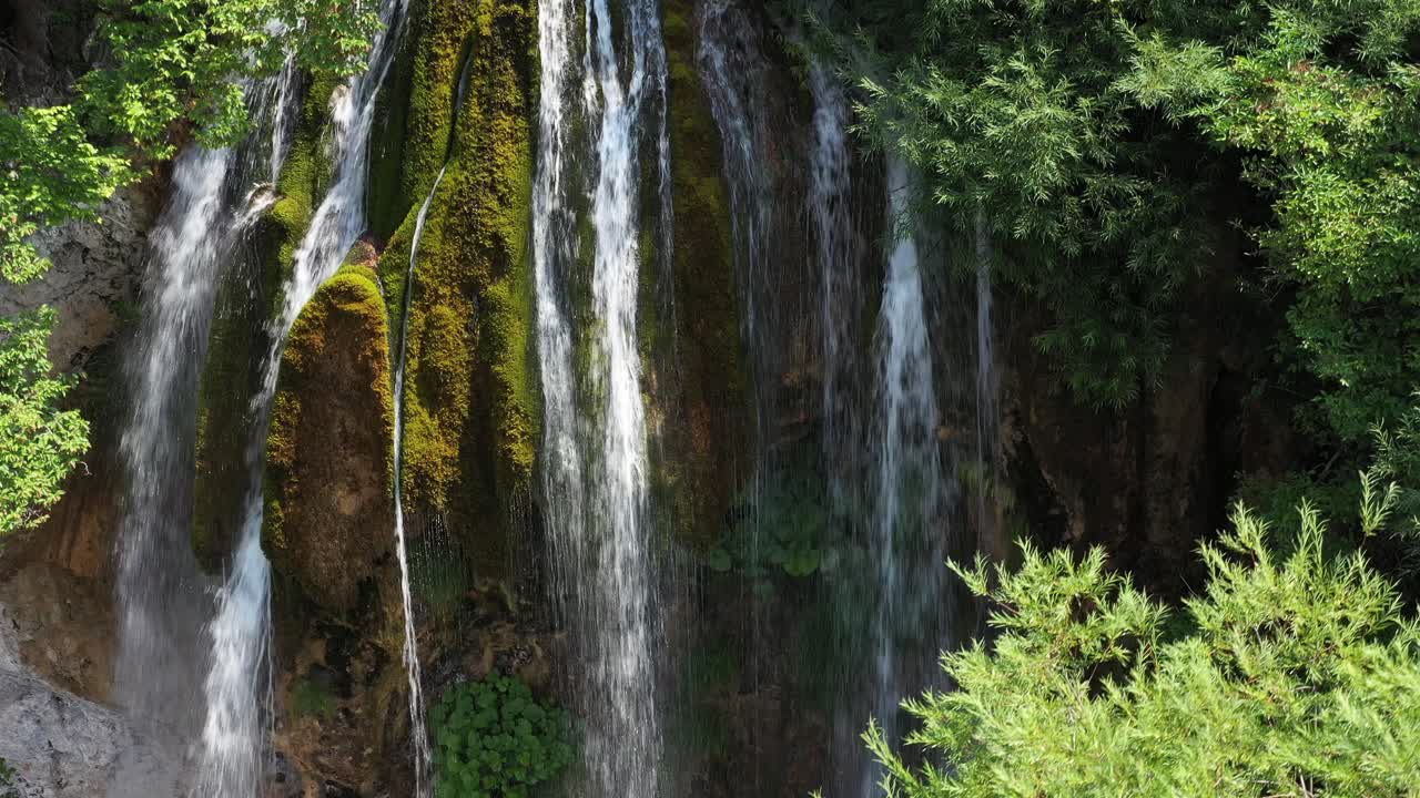 Cascata di Sopotnica vicino alla città di Prijepolje in Serbia.