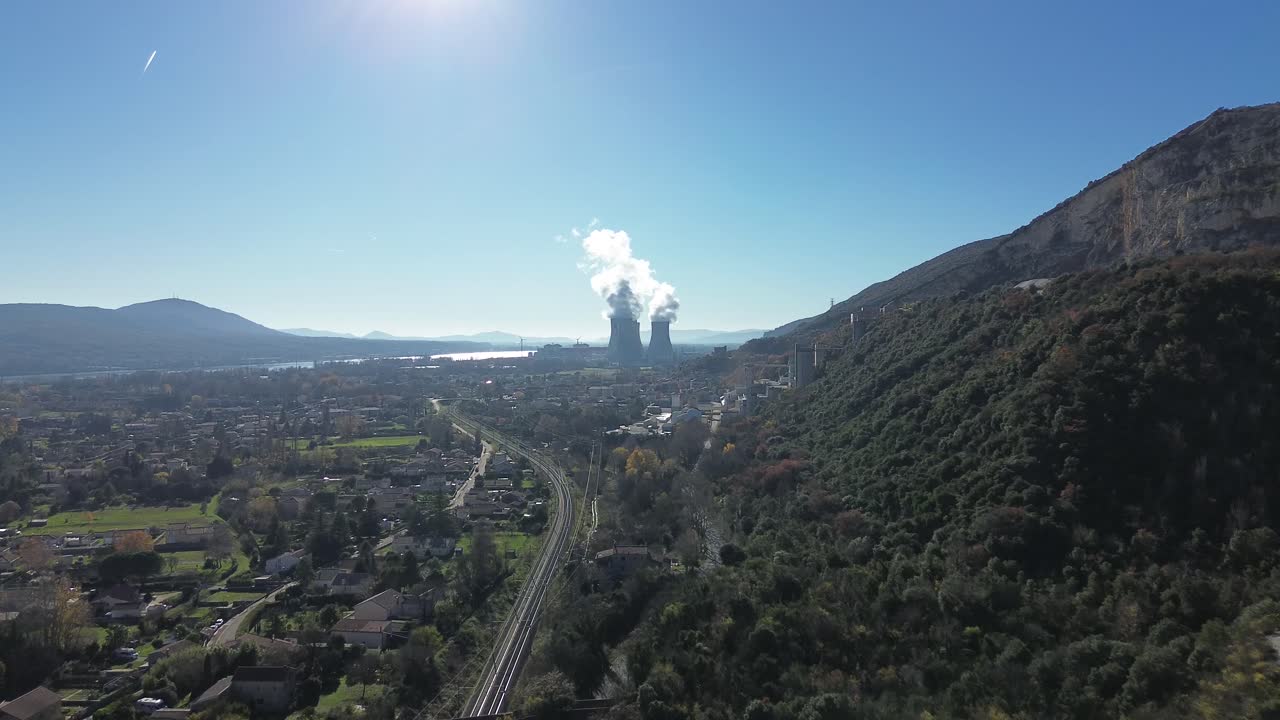 Riprese con drone di un impianto nucleare in Francia che produce elettricità - concetto di energia industriale