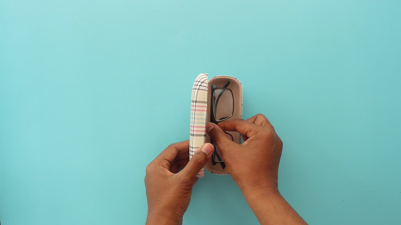 가방 에 안경을 들고 있는 사람