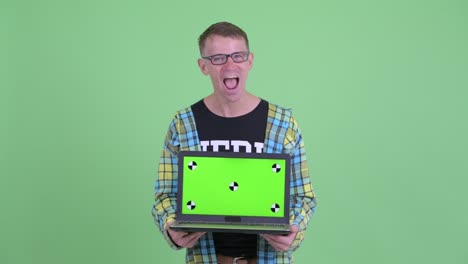 retrato de un hombre nerd con gafas