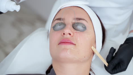 mujer que se somete a un tratamiento facial en un spa médico