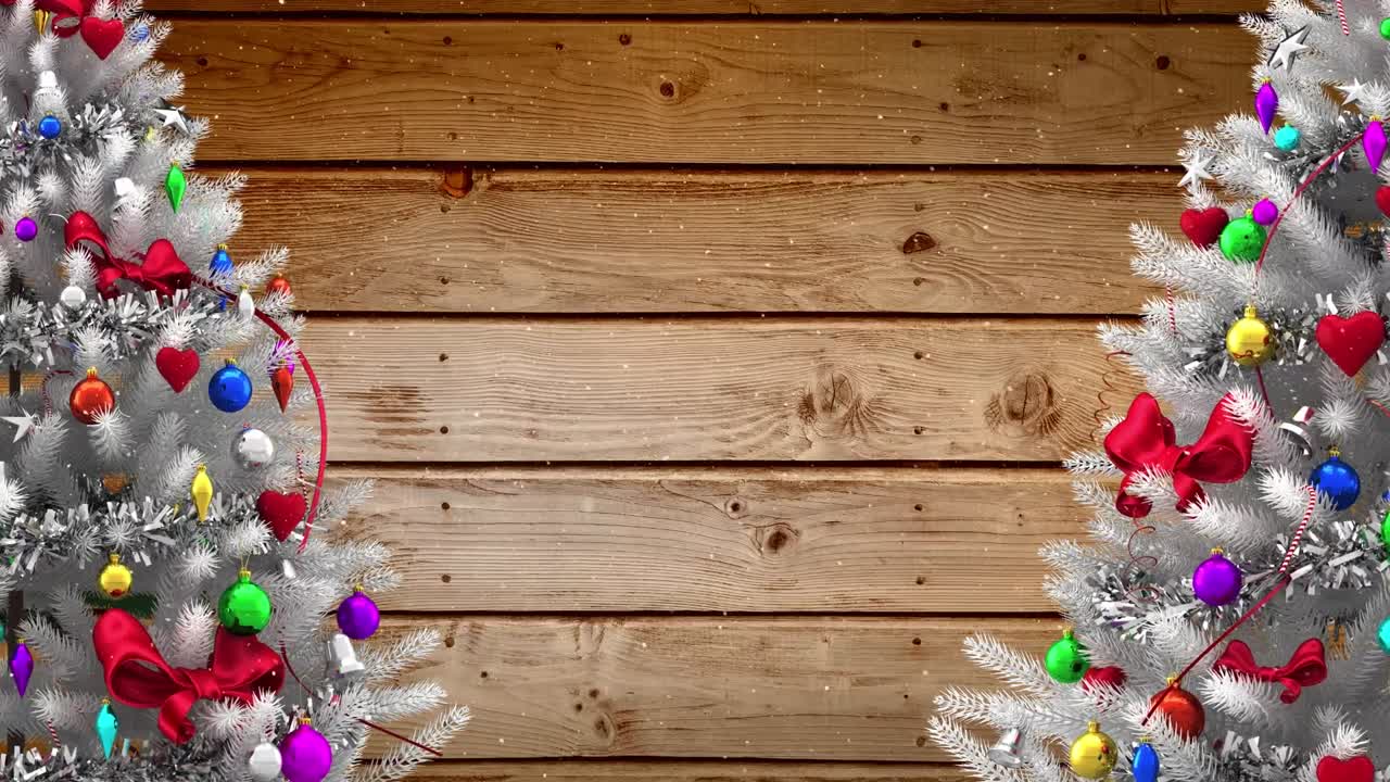 Animazione di abeti con decorazioni natalizie e neve che cade.