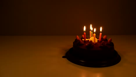 4k de feliz pastel de cumpleaños con velas en espiral encendidas