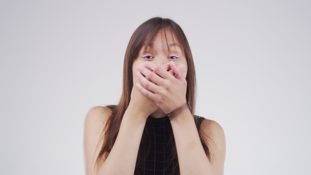 회색에 맞서 충격을 받은 젊은 남자가