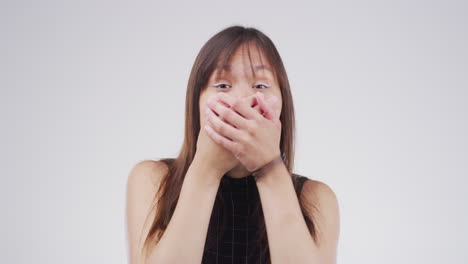 회색에 맞서 충격을 받은 젊은 남자가