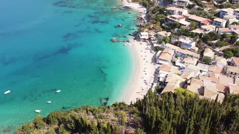playa y pueblo de agios nikitas en la isla de lefkada, grecia - revelación aérea