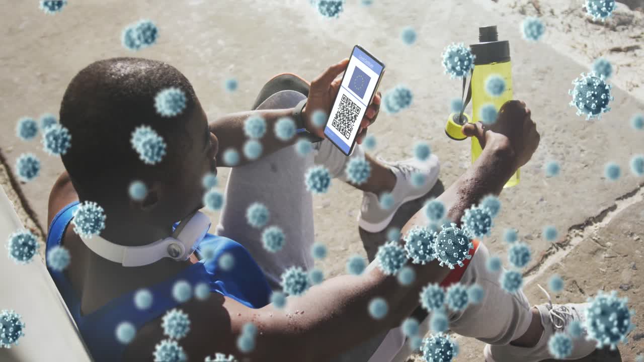 composición de las células de covid-19 sobre un hombre afroamericano que usa un teléfono inteligente con código qr en la pantalla